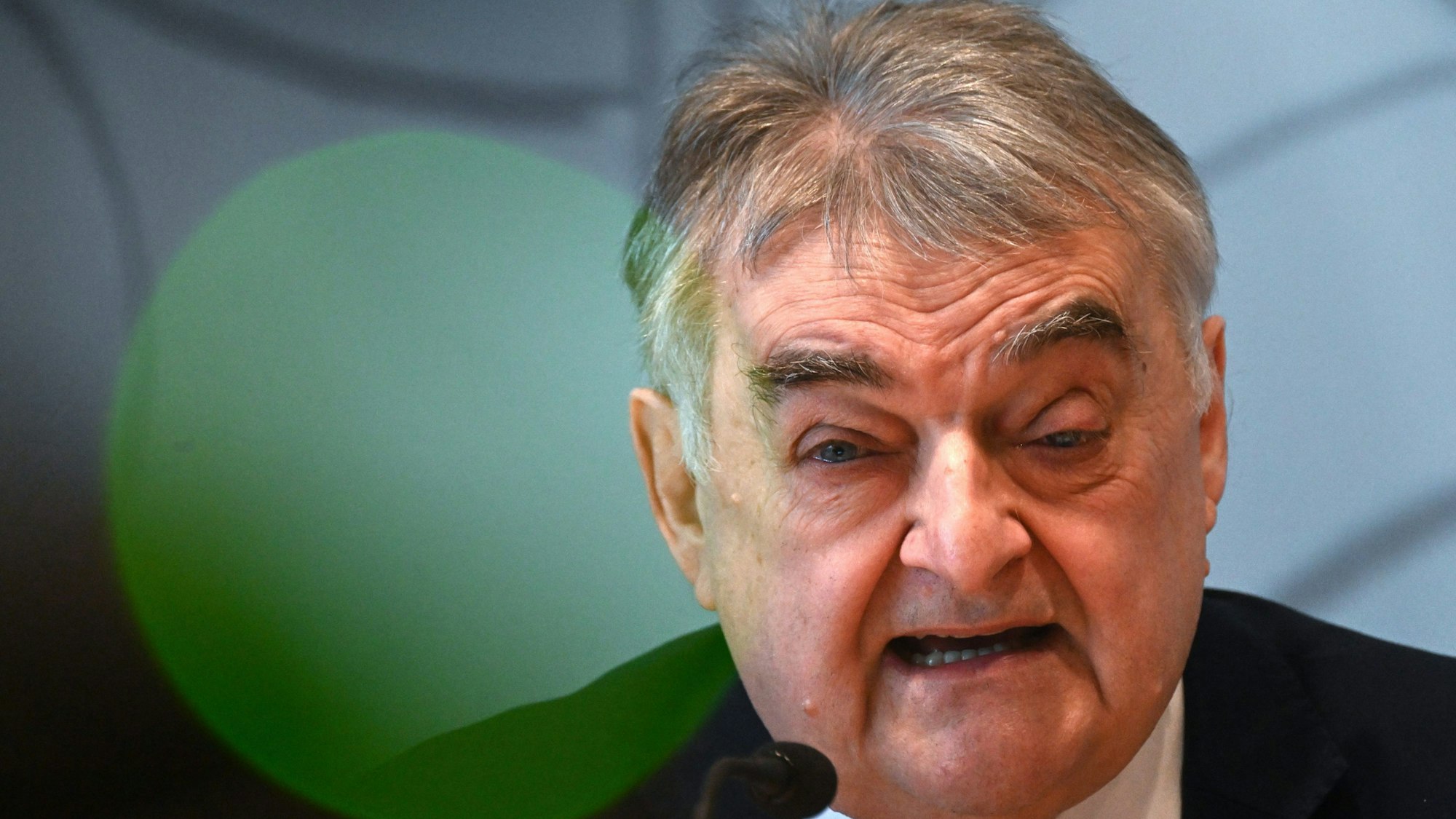 Reul vor einem Mikrofon