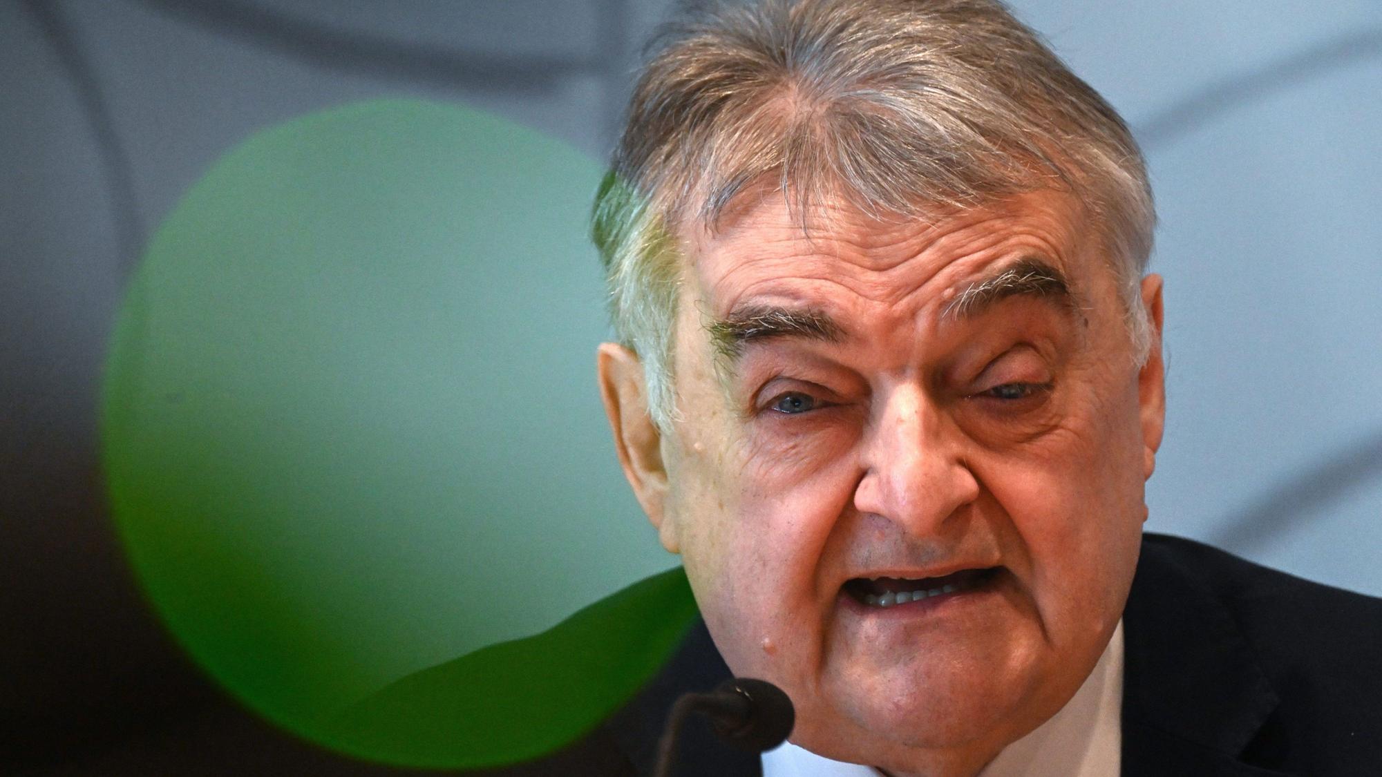 Das Foto zeigt den nordrhein-westfälischen Innenminister Herbert Reul.