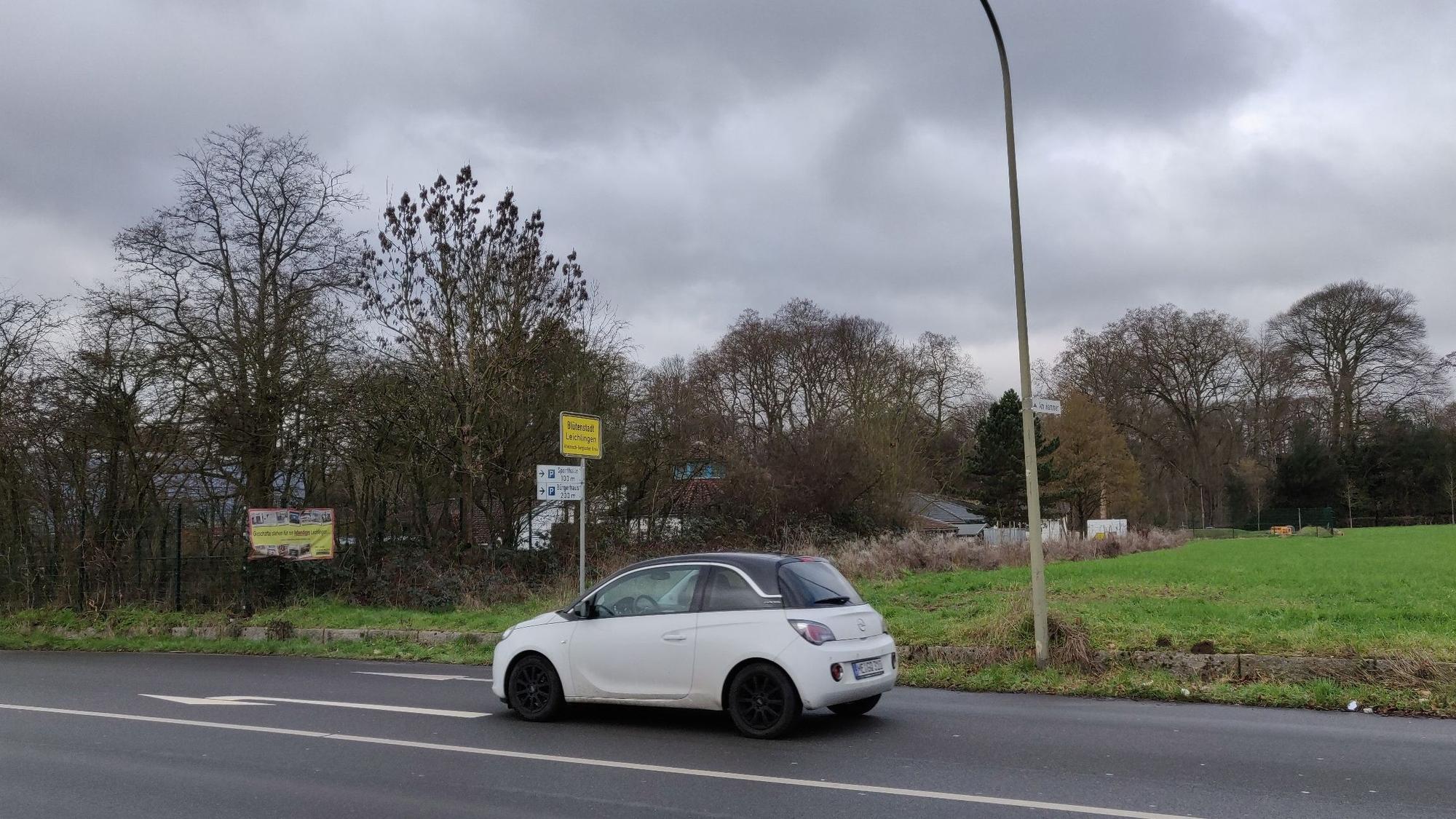 Eicherhofer Feld in Leichlingen, Grenze der Stadtbebauung ist umstritten, Ortseingang der Ortsmitte aus Unterberg kommend