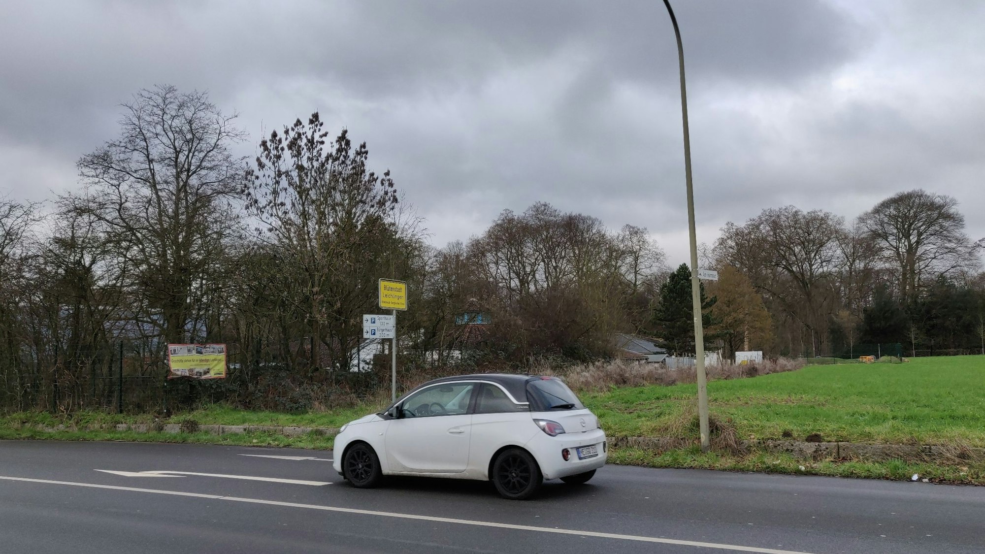Eicherhofer Feld in Leichlingen, Grenze der Stadtbebauung ist umstritten, Ortseingang der Ortsmitte aus Unterberg kommend