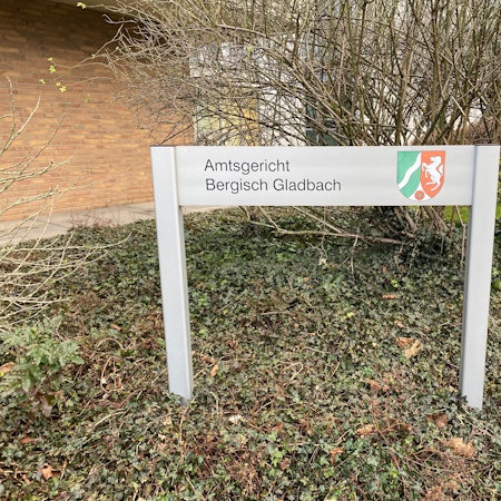 Das Foto zeigt ein Namensschild des Amtsgerichts in Bensberg