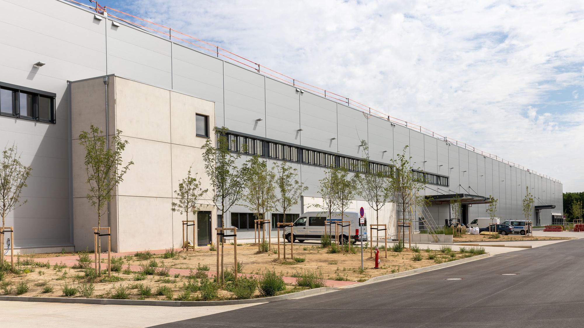 Das Foto zeigt das neue Logistikzentrum von außen.