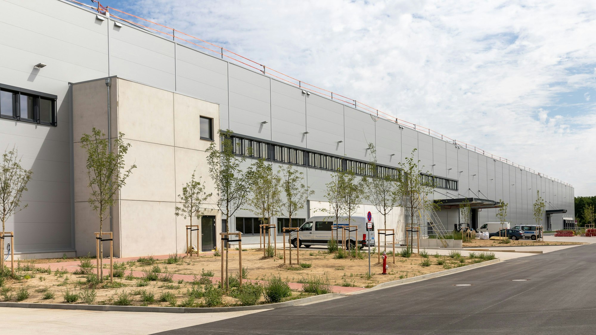 Das Foto zeigt das neue Logistikzentrum von außen.