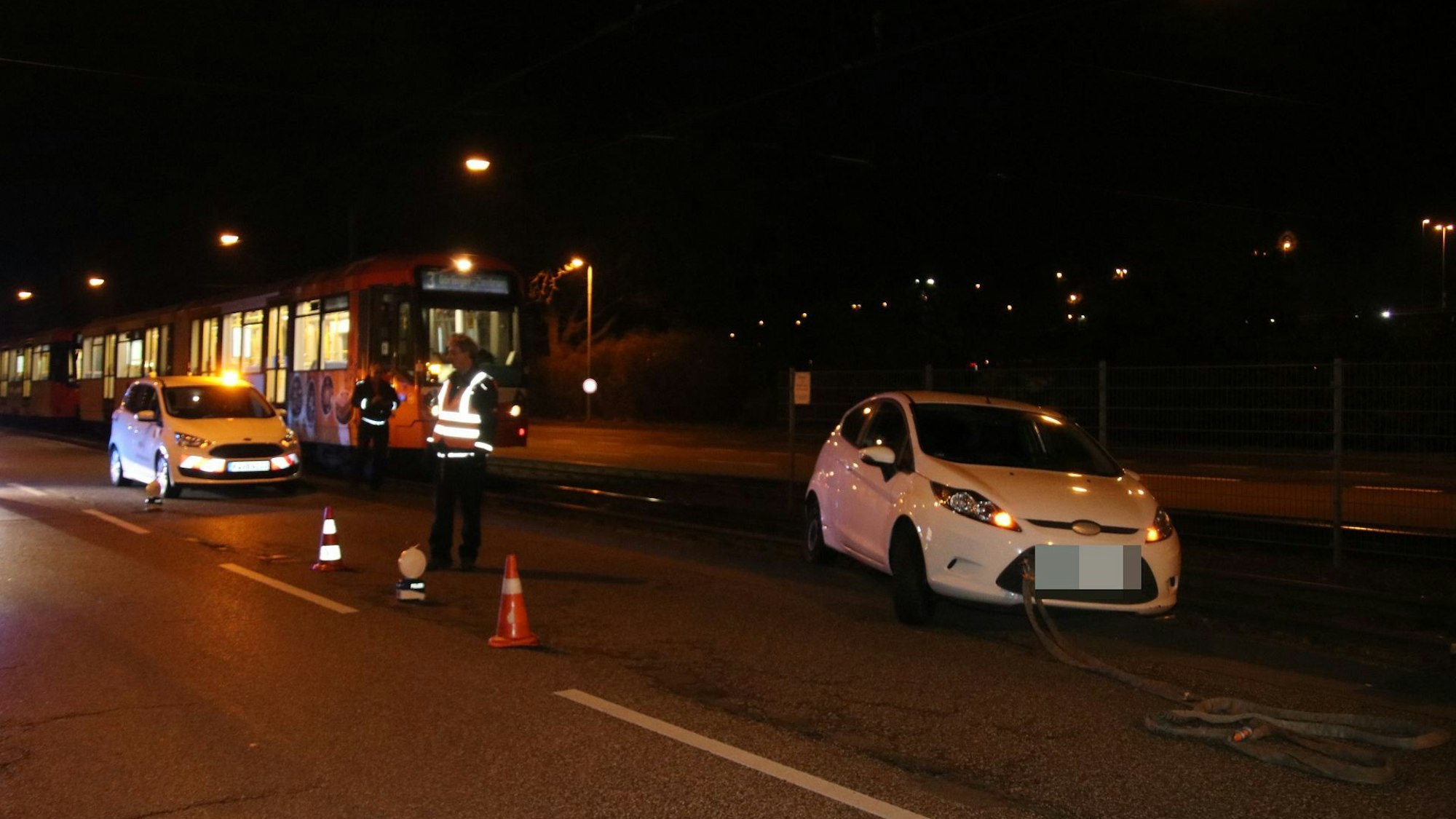 Der Kleinwagen im Gleisbett nahe der Kölnmesse blockierte die KVB-Linien 3 und 4.