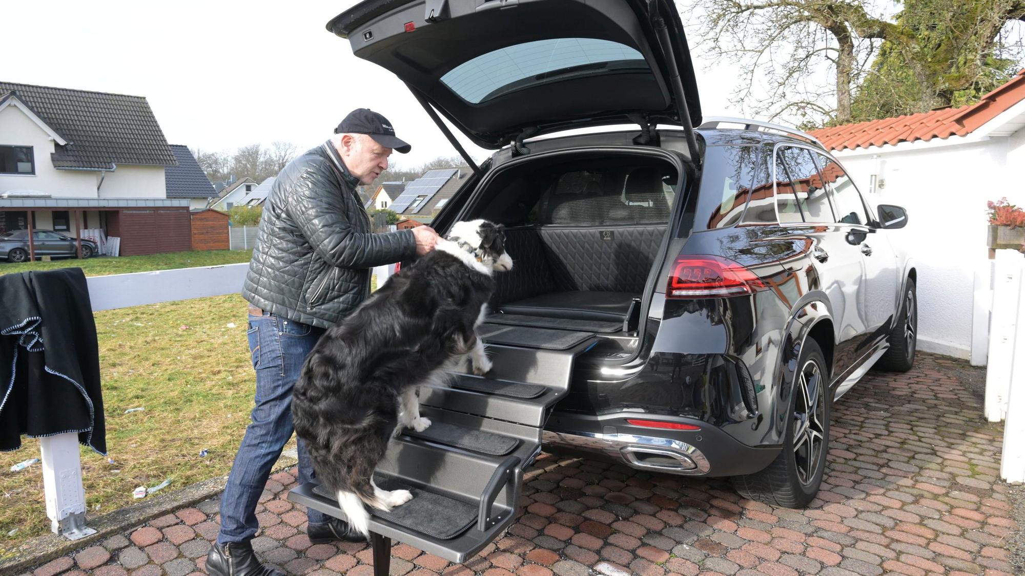 Karl-Heinz Kamlage mit Testhund Otto, der die Treppe gelassen nimmt.