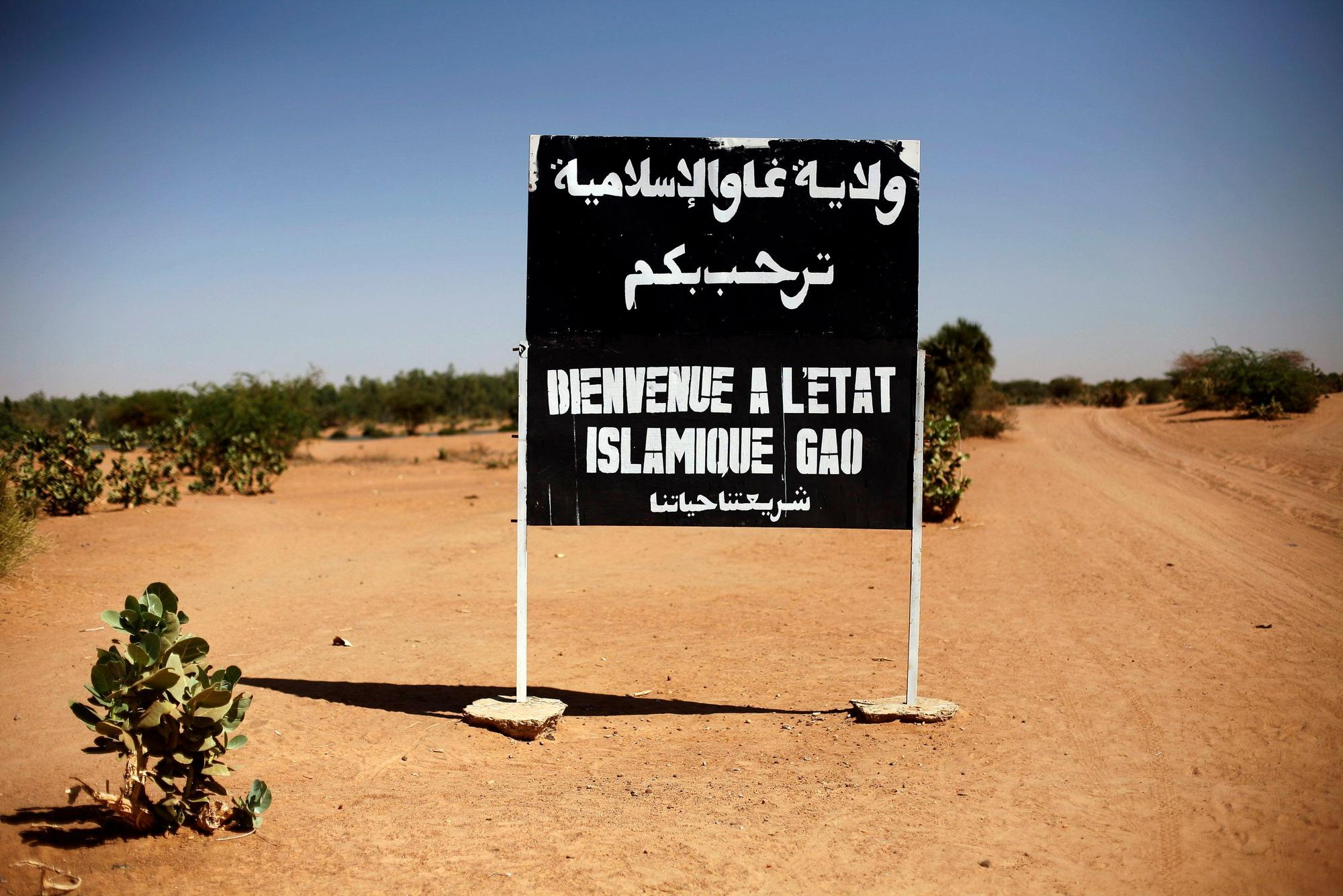 Ein Schild mit der Aufschrift „Herzlich Wilkommen im islamischen Staat Gao“. (Symbolbild)