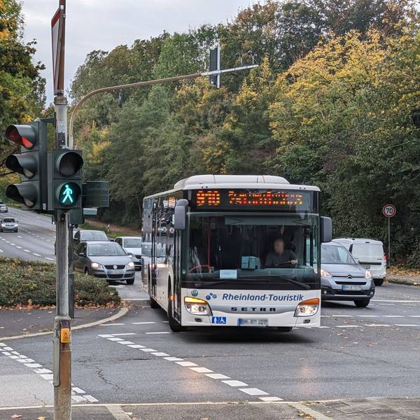 Das Foto zeigt die Ampel an der Kreuzung Frechener Straße, Sudetenstraße und Hermülheimer Straße in Hürth. Ein Bus biegt ab, gleichzeitig haben die Fußgänger ebenfalls Grün.