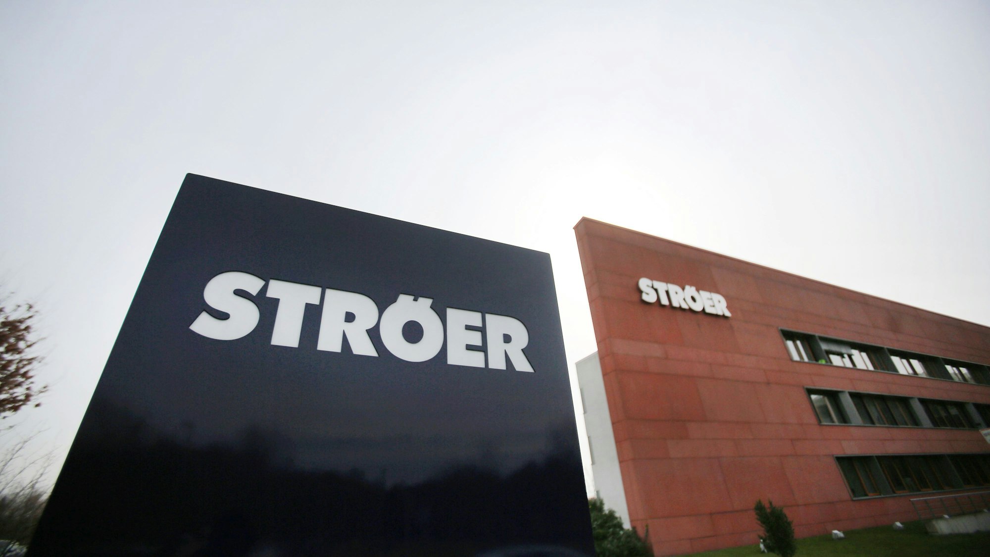 ARCHIV - 01.03.2016, Nordrhein-Westfalen, Köln: Der Sitz des Medienunternehmens Ströer. (zu dpa 'Ströer nimmt keine Aufträge zu parteipolitischer Werbung mehr an') Foto: Oliver Berg/dpa +++ dpa-Bildfunk +++