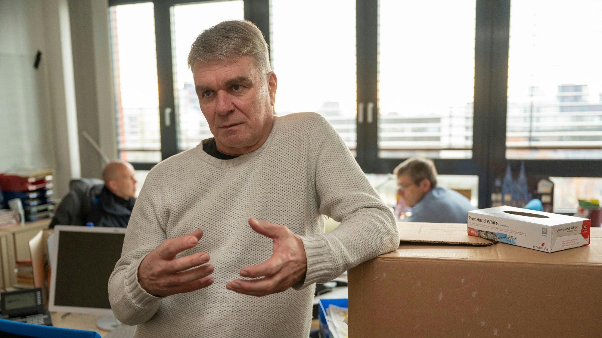 Mordermittler Markus Weber gestikuliert