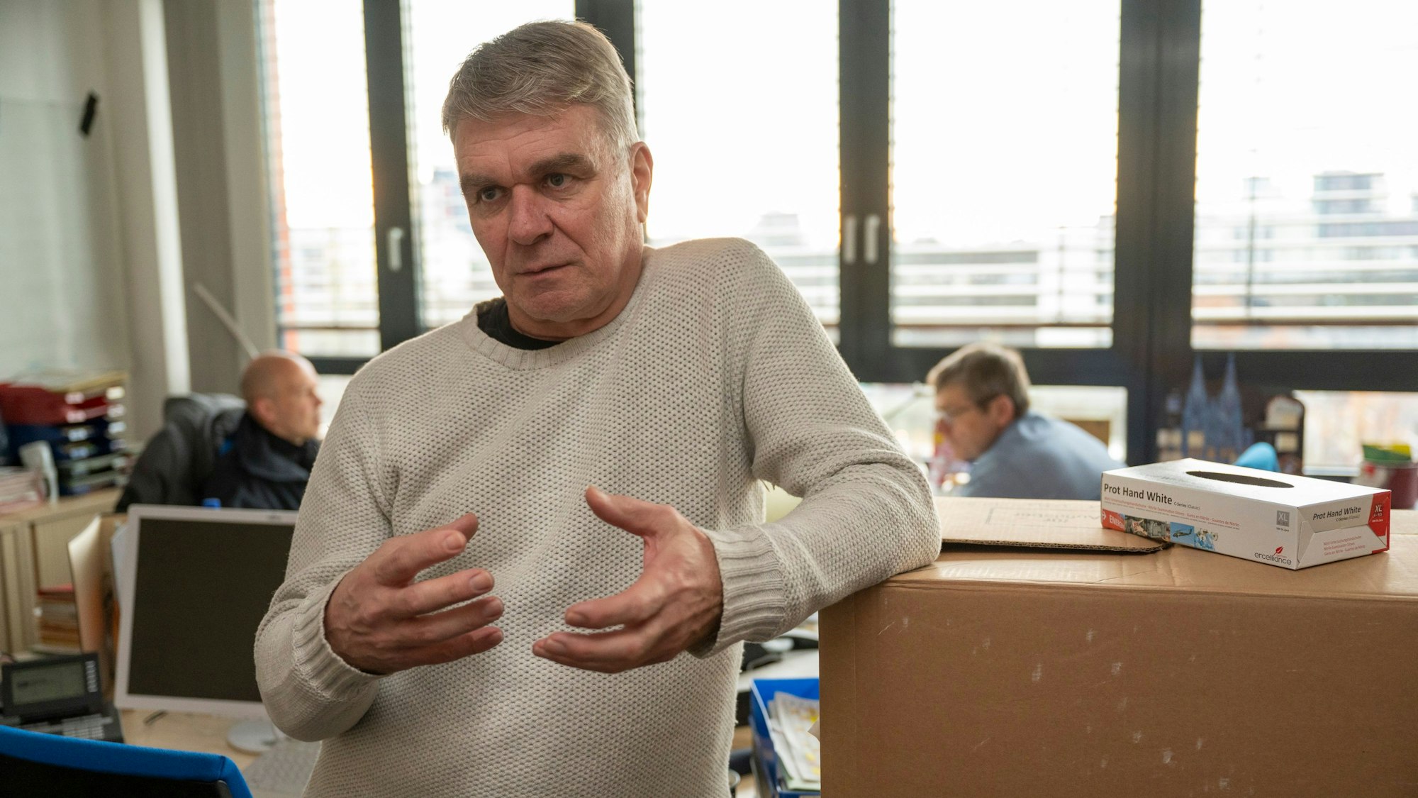 Markus Weber, Leiter der Abteilung für Cold Cases der Kölner Polizei, steht im Büro der Ermittlungsgruppe.