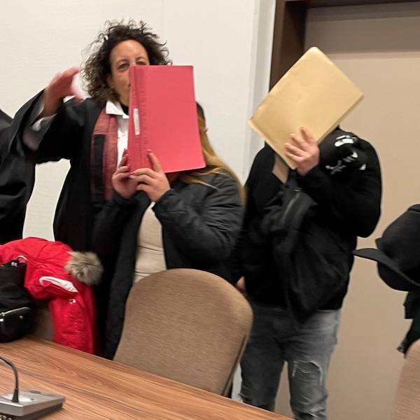 Der geständige Angeklagte (r.) mit seiner Ehefrau und seiner Anwältin Monika Troll im Kölner Landgericht