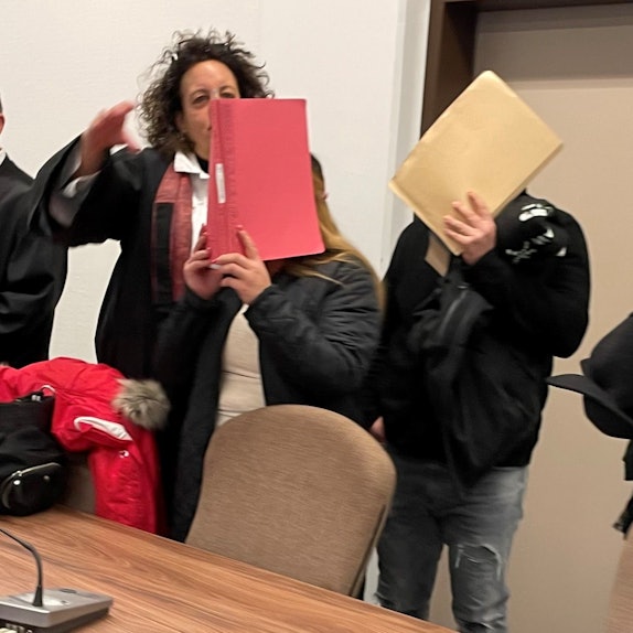 Der geständige Angeklagte (r.) mit seiner Ehefrau und seiner Anwältin Monika Troll im Kölner Landgericht