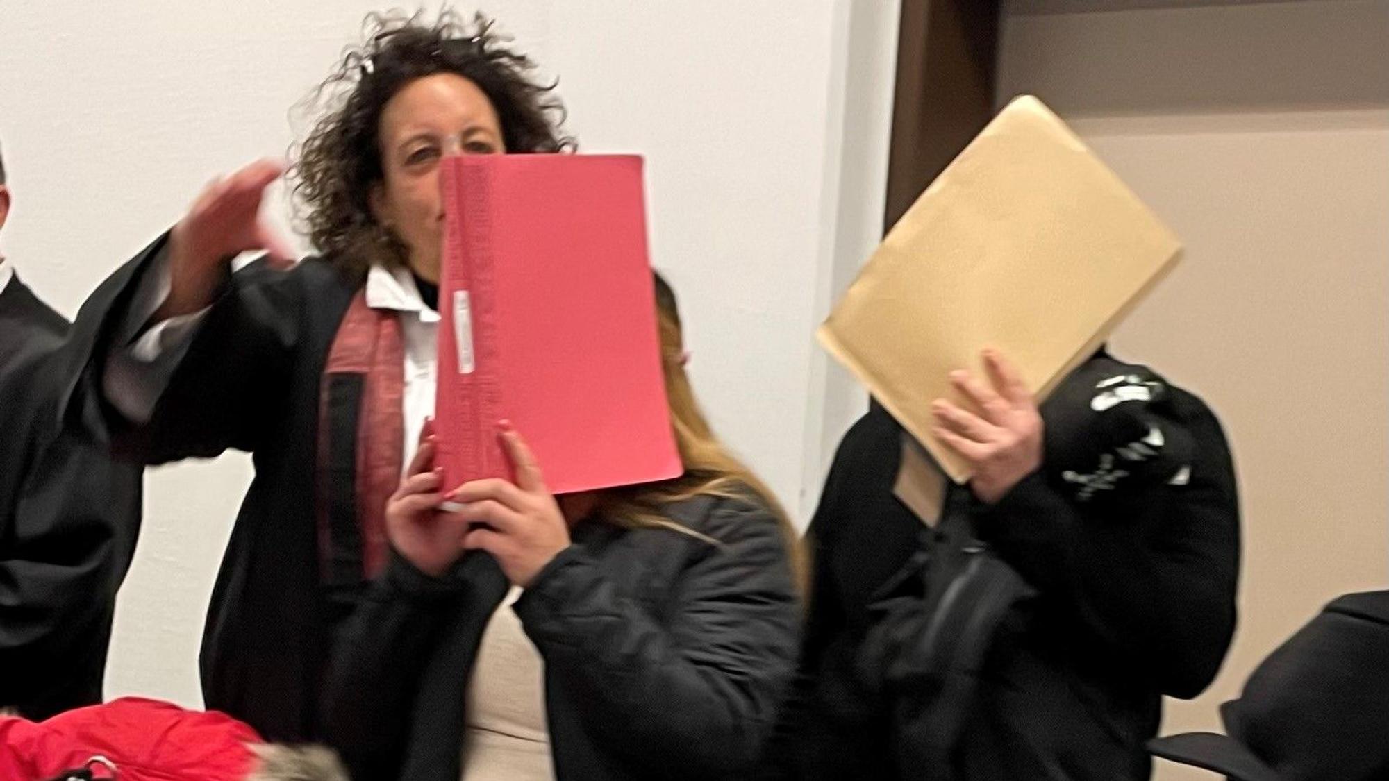 Der geständige Angeklagte (r.) mit seiner Ehefrau und seiner Anwältin Monika Troll im Kölner Landgericht