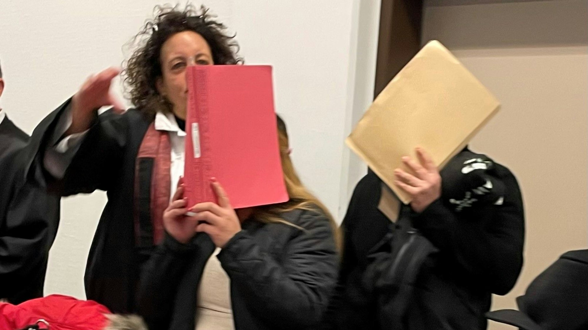 Der geständige Angeklagte (r.) mit seiner Ehefrau und seiner Anwältin Monika Troll im Kölner Landgericht