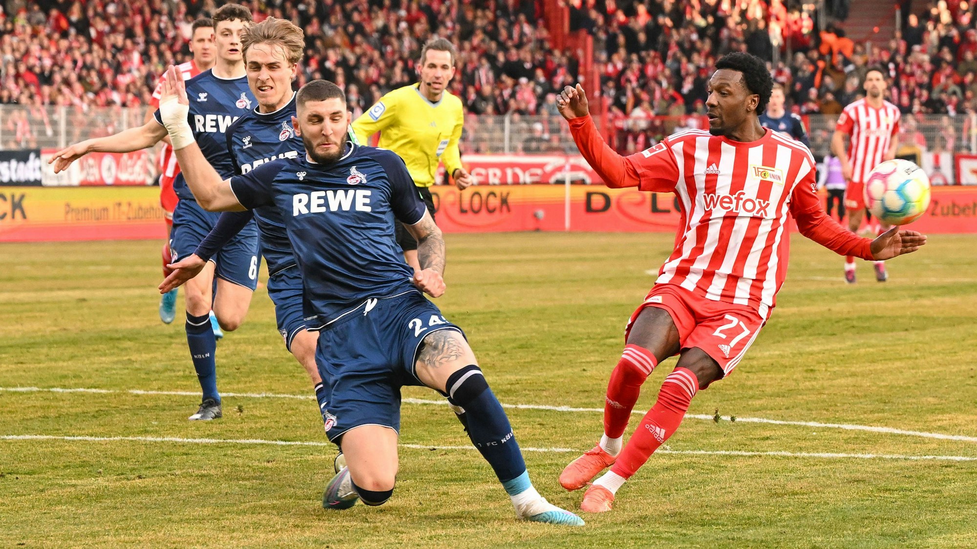 Timo Hübers und Jeff Chabot verteidigen Sheraldo Becker von Union Berlin.