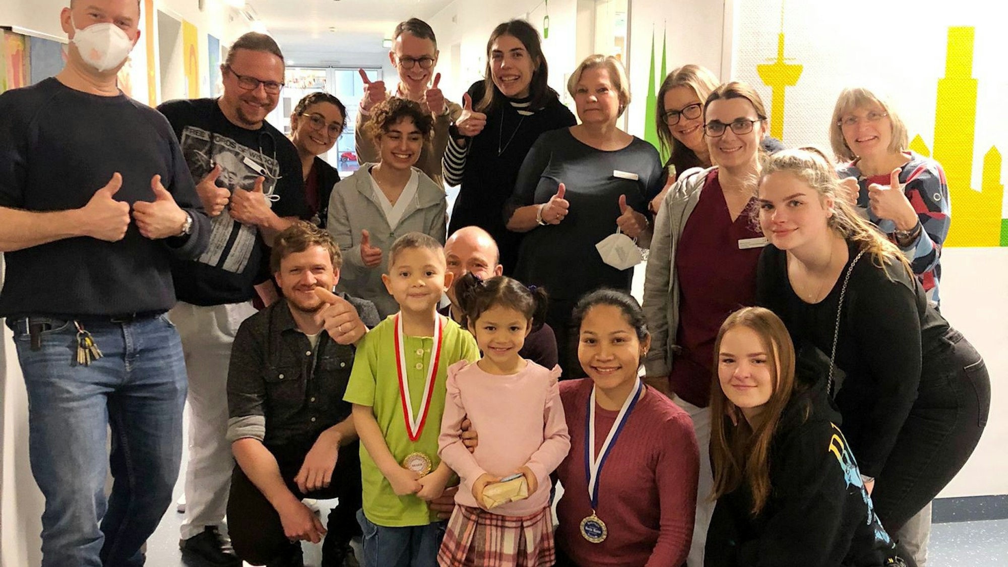 Das Team der Kinderonkologie der Kinderklinik an der Amsterdamer Straße in Köln verabschiedet die mit einem Hirntumor behandelte achtjährige Emily Steffen und ihre Familie aus Bergisch Gladbach-Sand nach erfolgreicher Behandlung.