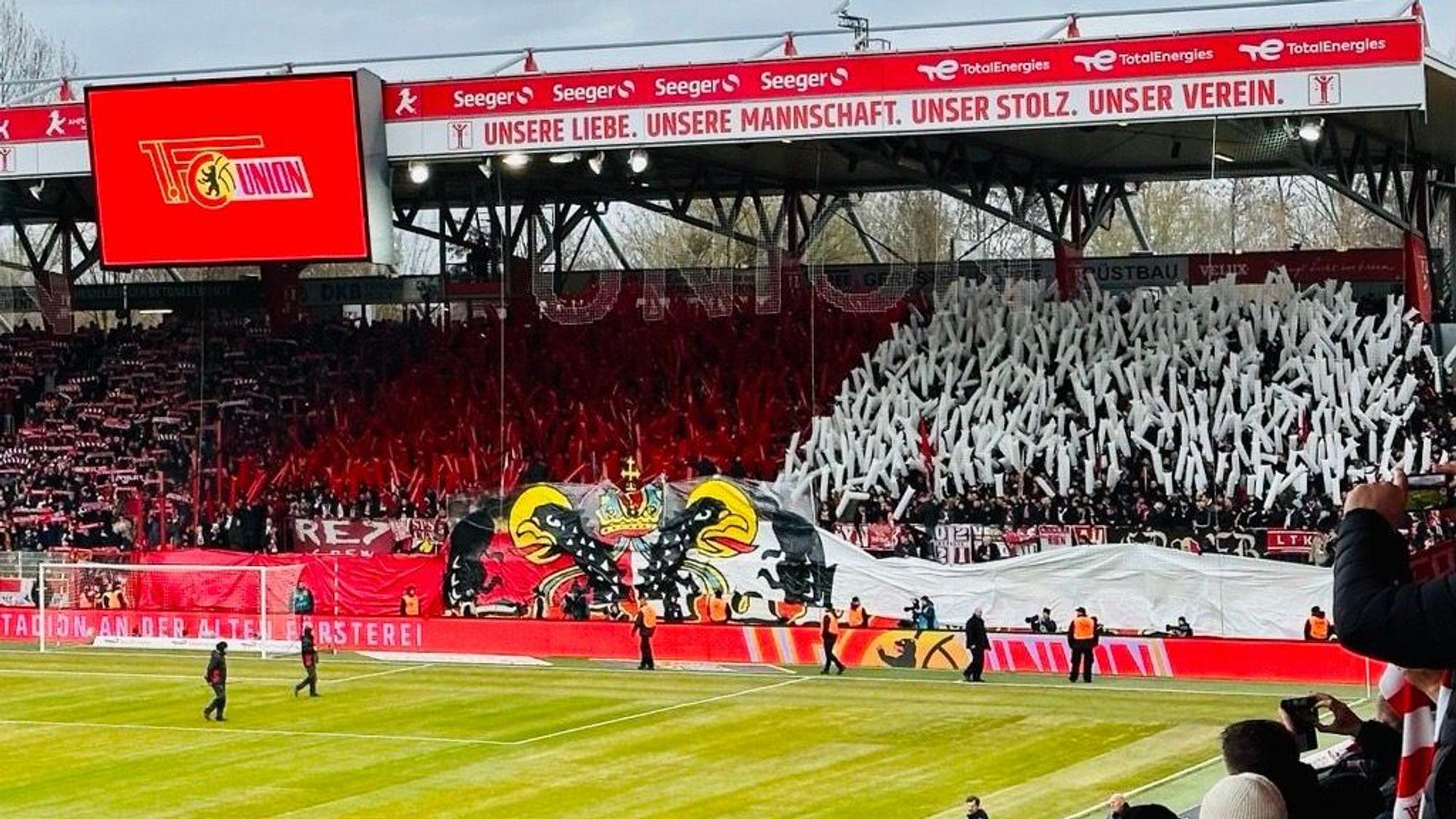 FC-Fans mit einer kleinen Choreo im Stadion An der alten Försterei.