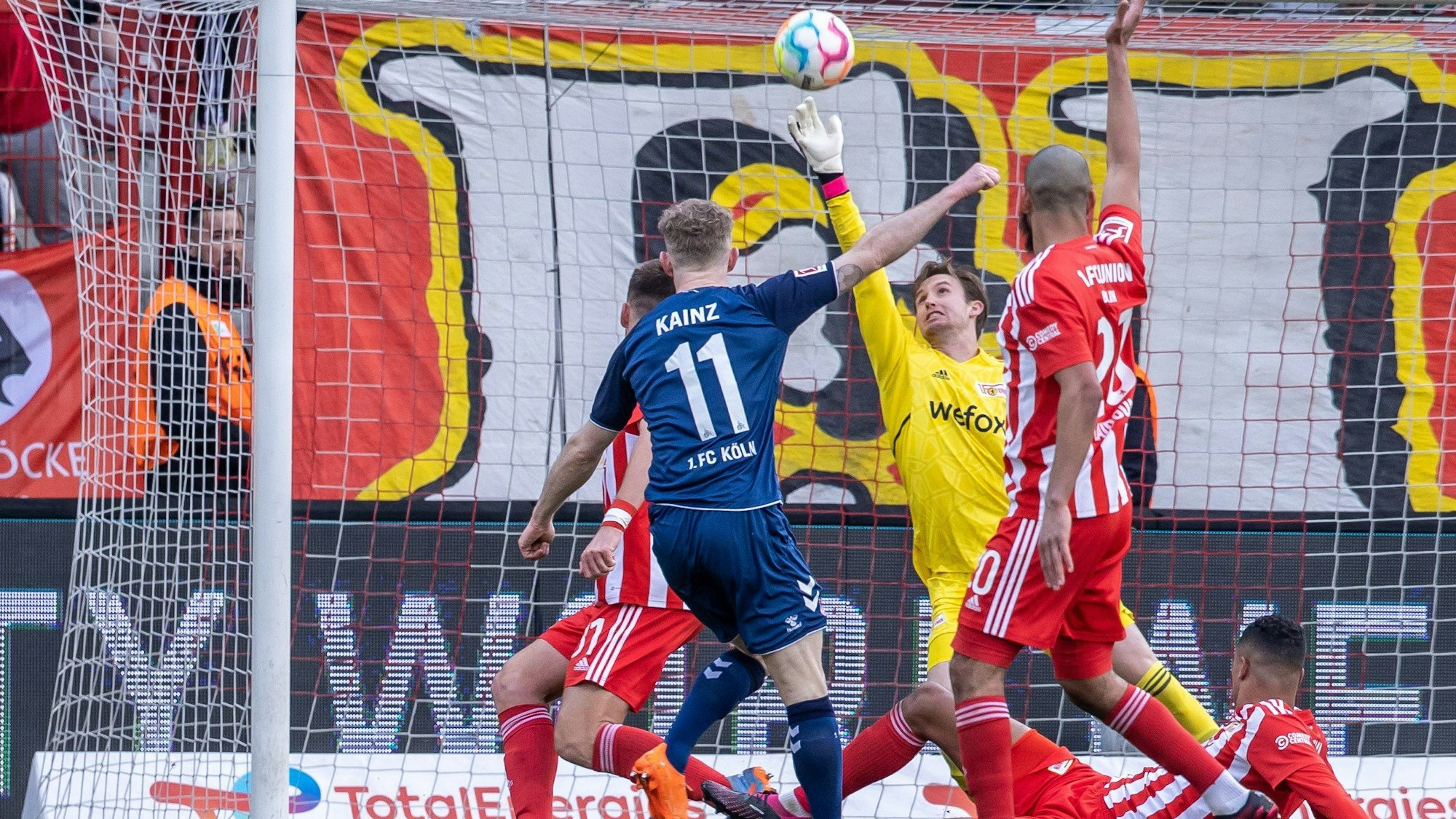 Florian Kainz prüft Rönnow