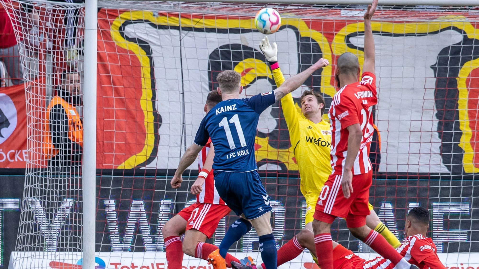Frederik Rönnow pariert einen Schuss von Florian Kainz mit einer Faust.