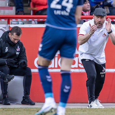 FC-Trainer Baumgart feuert sein Team immer wieder an.