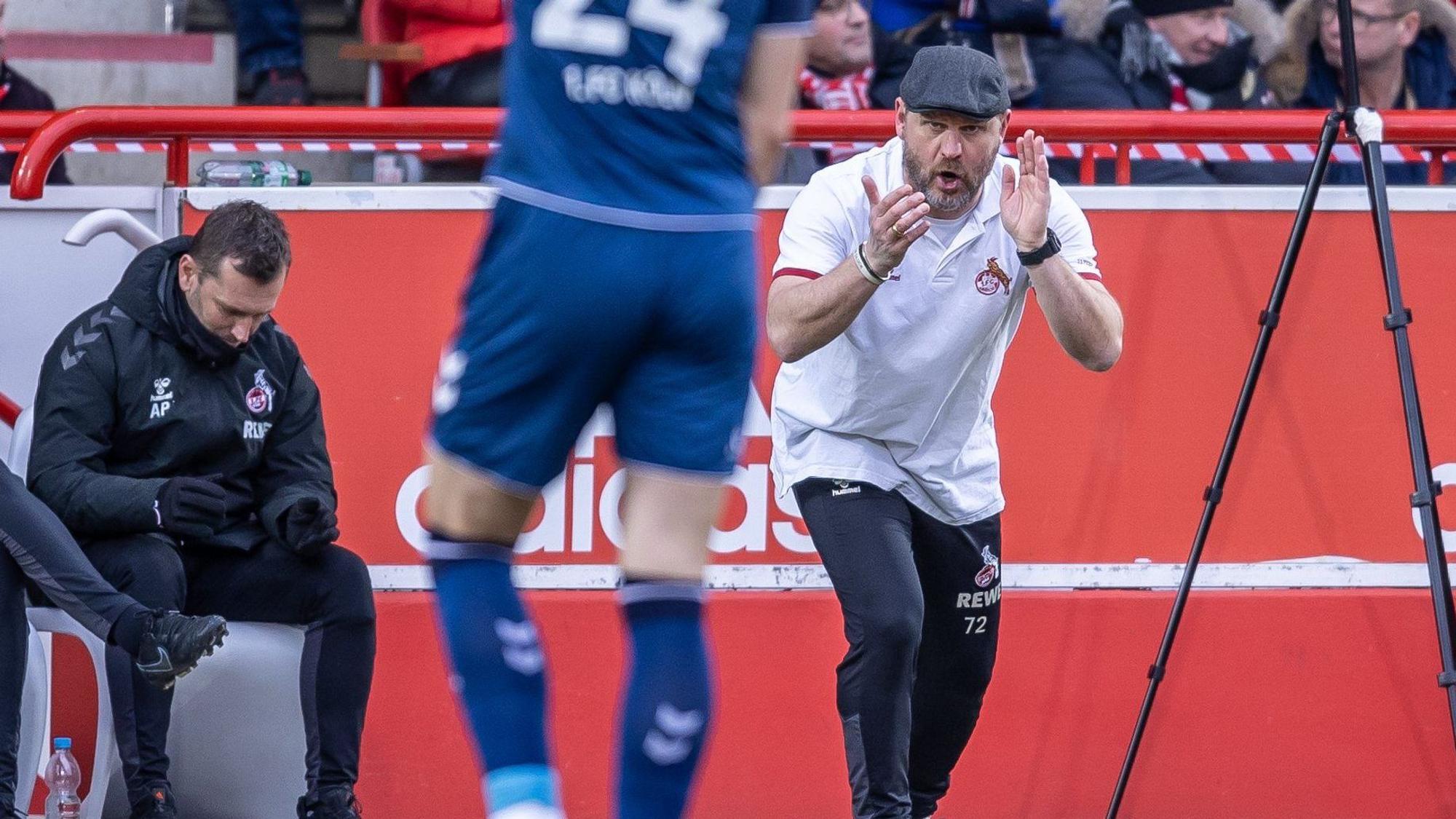 FC-Trainer Baumgart feuert sein Team immer wieder an.