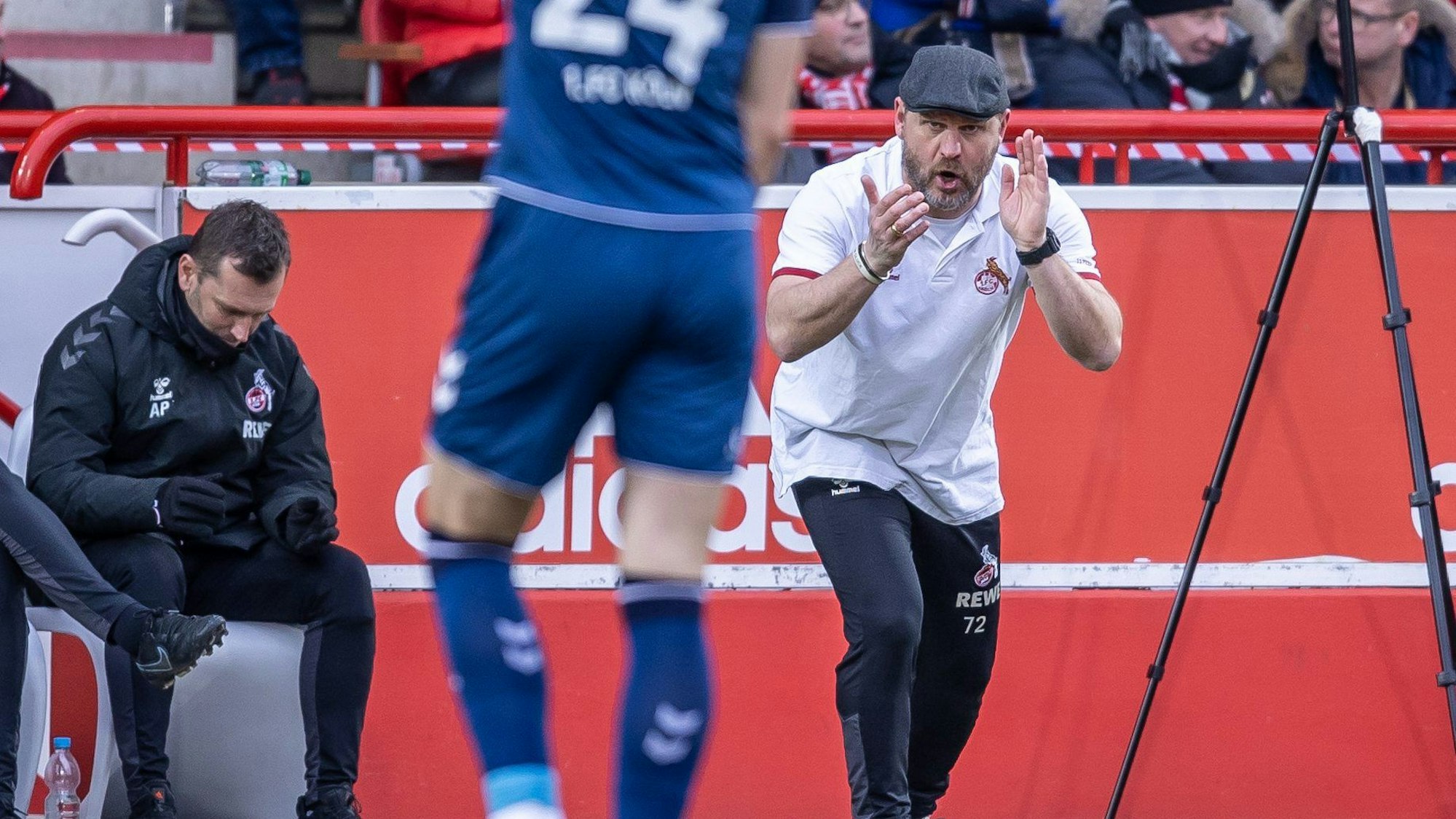 FC-Trainer Baumgart feuert sein Team immer wieder an.