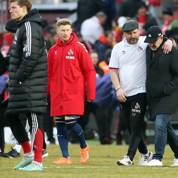 FC-Trainer Steffen Baumgart und Union-Coach Urs Fischer gehen Arm in Arm nach Spielende über den Rasen.