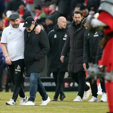 FC-Trainer Steffen Baumgart und Union-Coach Urs Fischer gehen Arm in Arm nach Spielende über den Rasen.