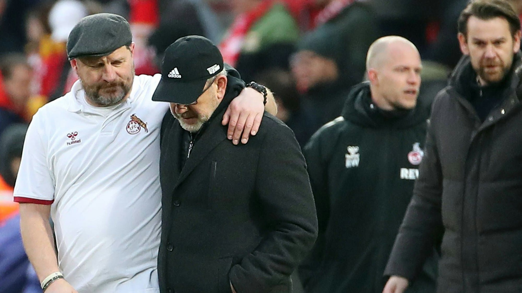 FC-Trainer Steffen Baumgart und Union-Coach Urs Fischer gehen Arm in Arm nach Spielende über den Rasen.