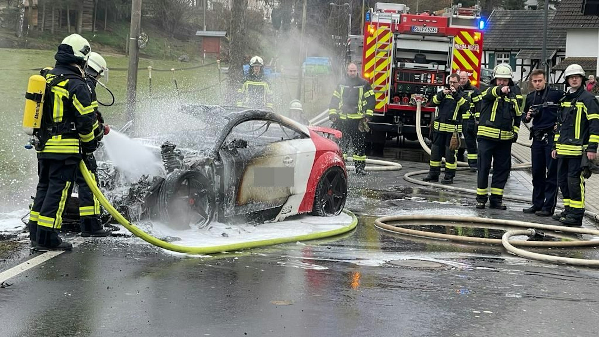 Die Feuerwehr Hennef löscht einen Sportwagen am Samstag.