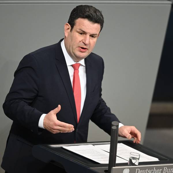 Hubertus Heil (SPD), Bundesminister für Arbeit und Soziales, spricht am Rednerpult im Plenum des Deutschen Bundestags. Er trägt einen schwarzen Anzug und rote Krawatte.