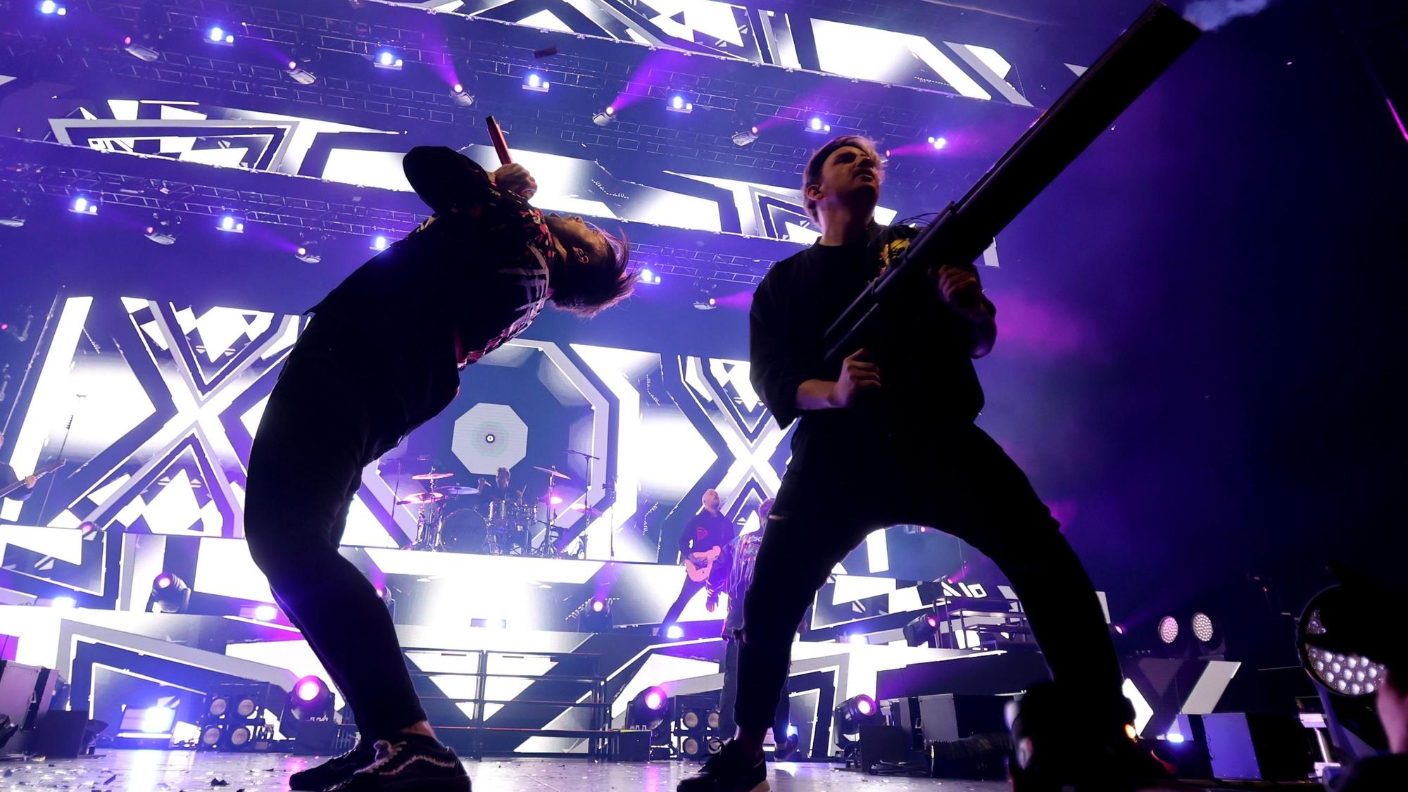 Electric Callboy performen auf der Bühne in der Lanxess-Arena.