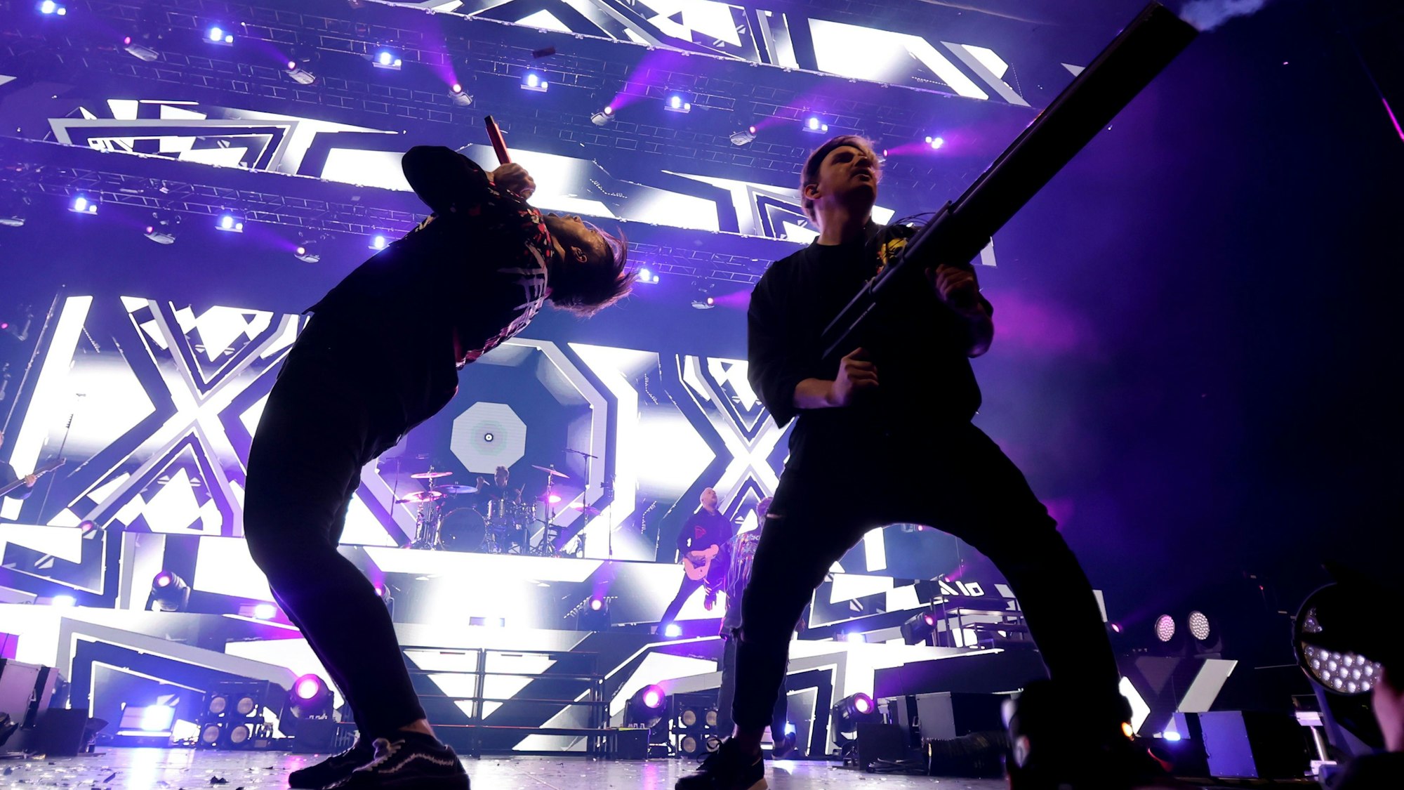 Electric Callboy performen auf der Bühne in der Lanxess-Arena.