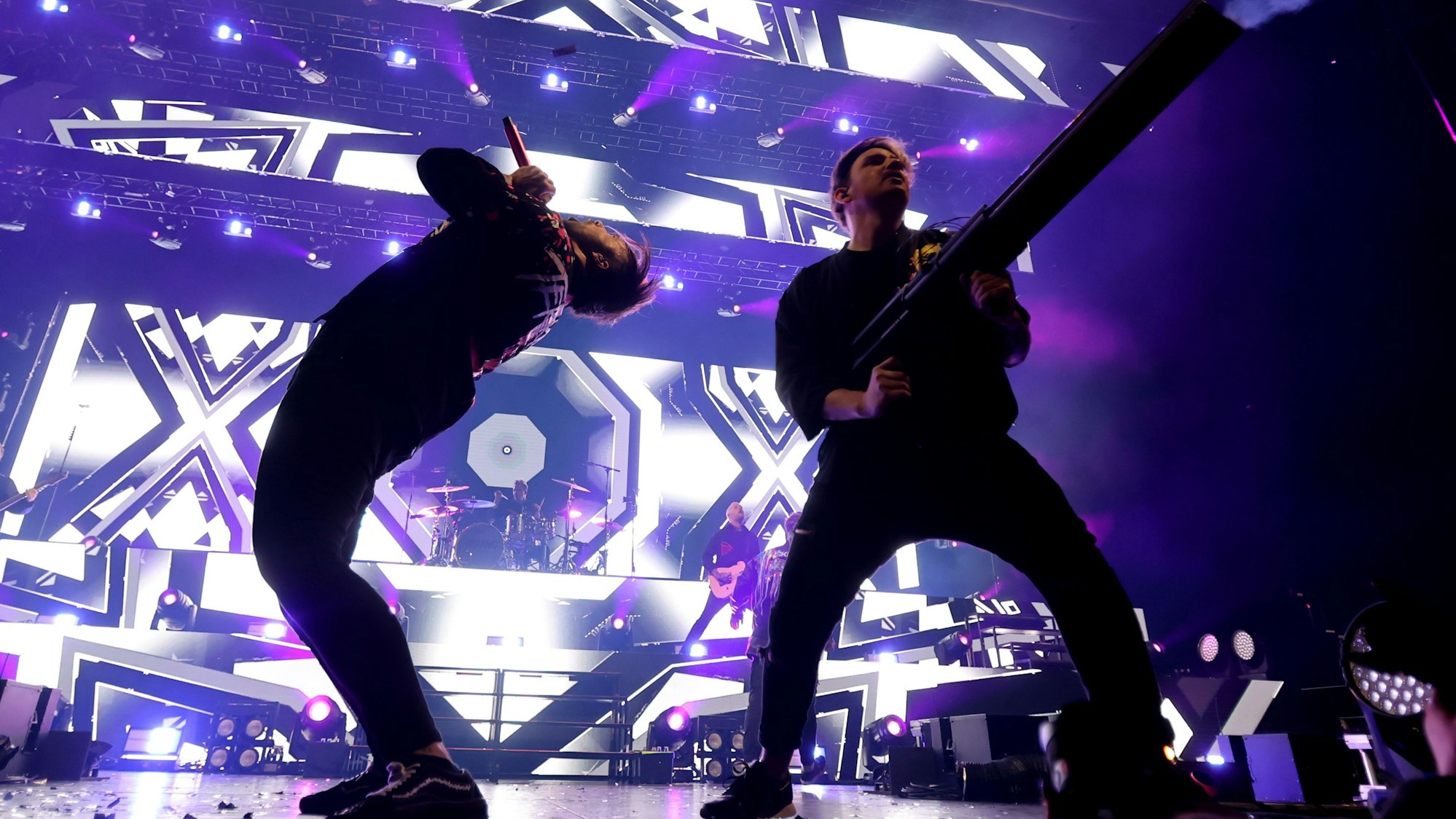 Nico Sallach und Shouter Kevin Ratajczak stehne auf der Bühne.