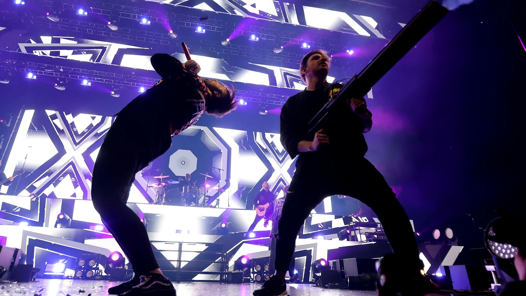 Nico Sallach und Shouter Kevin Ratajczak stehne auf der Bühne.