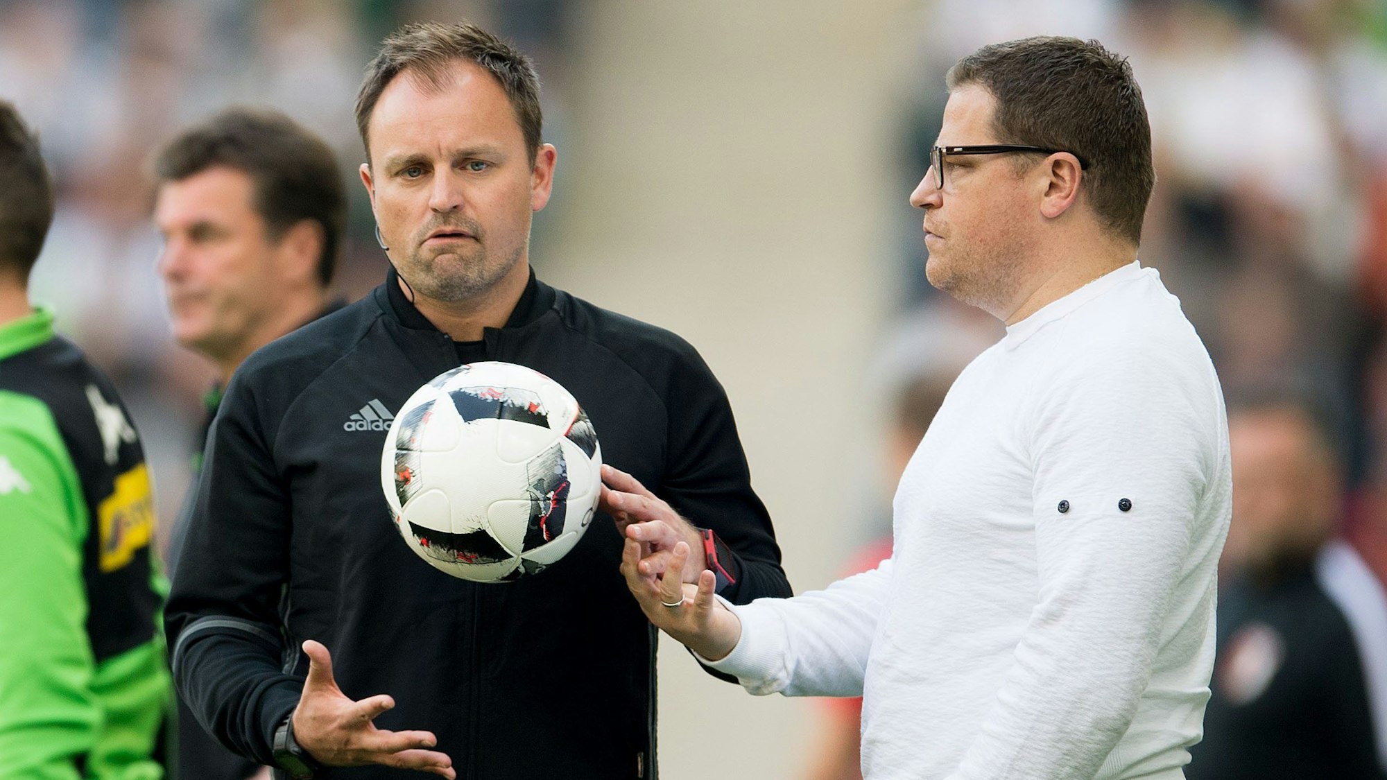 Der Schiedsrichter-Assistent Frederick Assmuth 2017 mit dem ehemaligen Geschäftsführer von Borussia Mönchengladbach, Max Eberl. +++