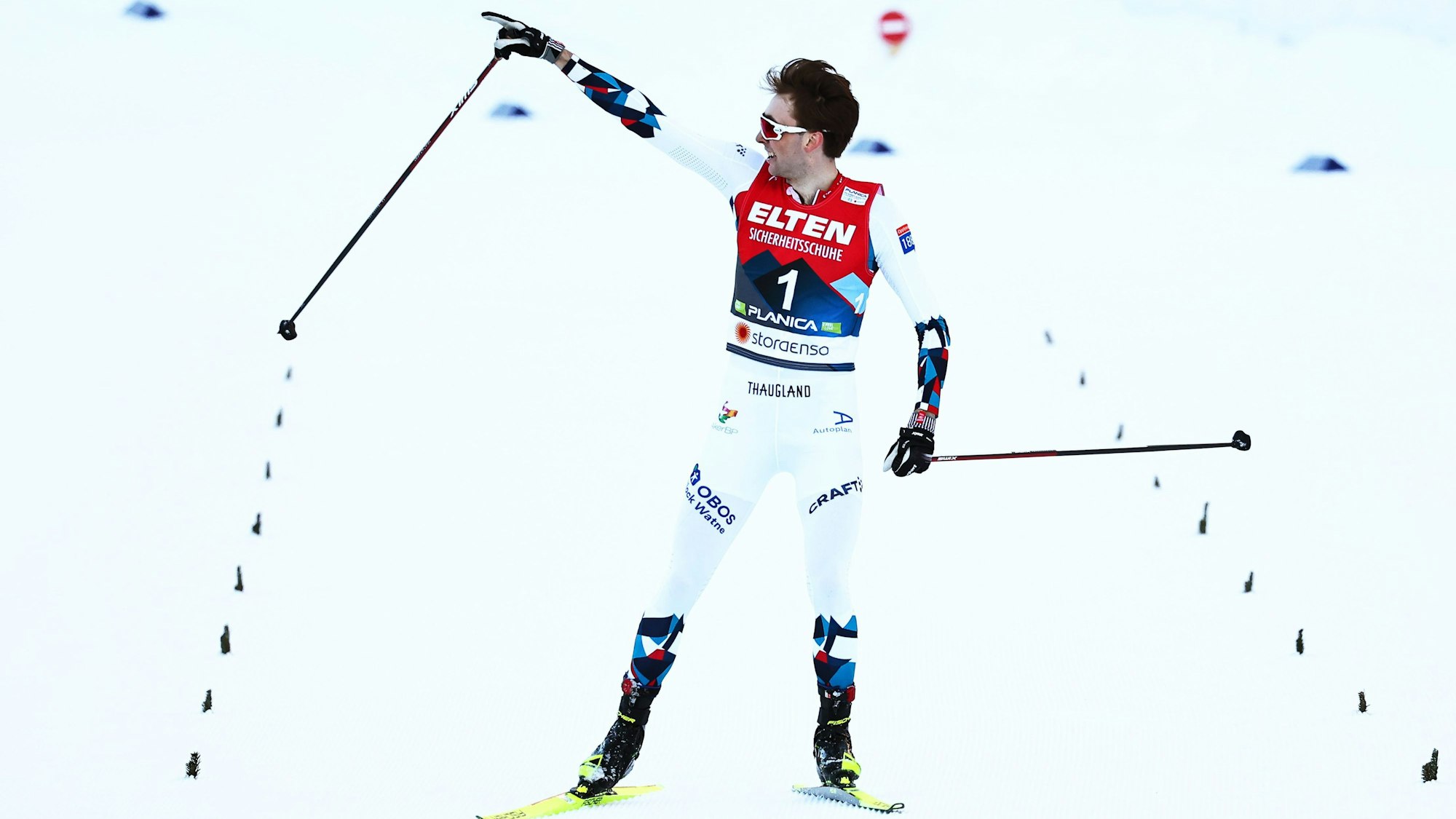 Jarl Magnus Riiber aus Norwegen jubelt auf der Ziellinie.