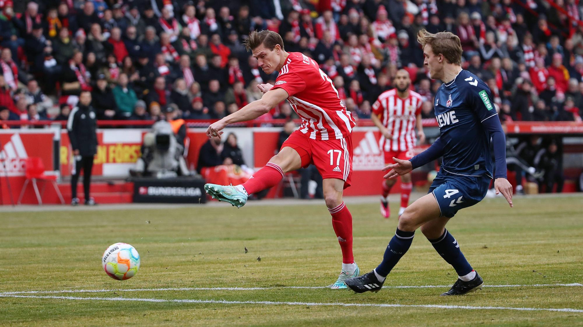 Kevin Behrens beim Torschuss