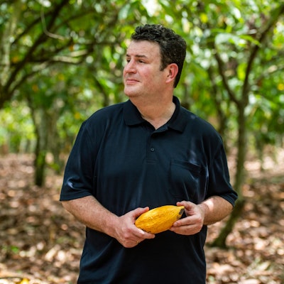 Hubertus Heil (SPD) mit reifer Kakaoschote auf einer Kakaoplantage an der Elfenbeinküste.