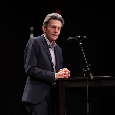 Rolf Mützenich (Vorsitzender SPD Bundestagsfraktion) auf der Bühne