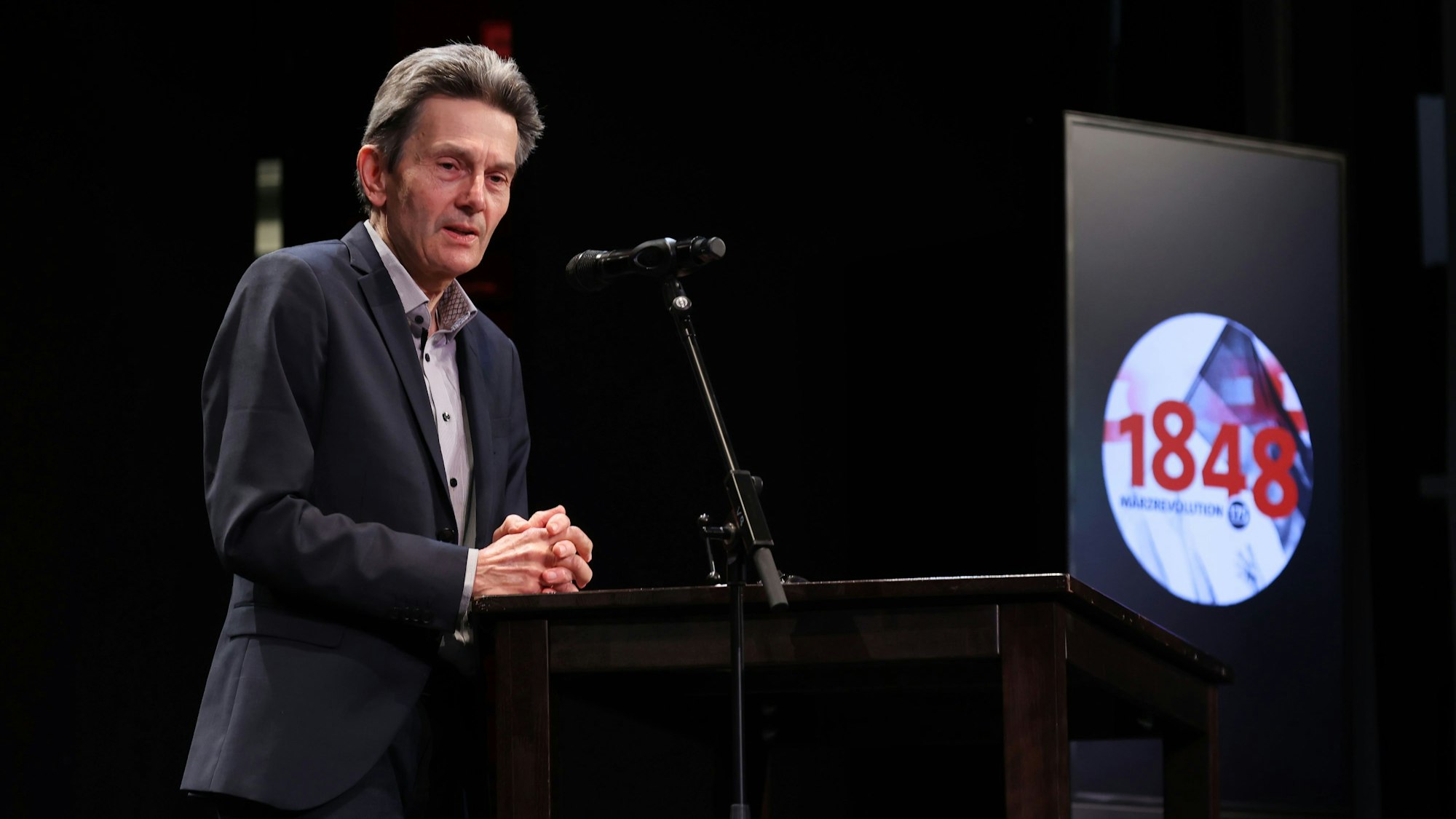 Rolf Mützenich (Vorsitzender SPD Bundestagsfraktion) auf der Bühne