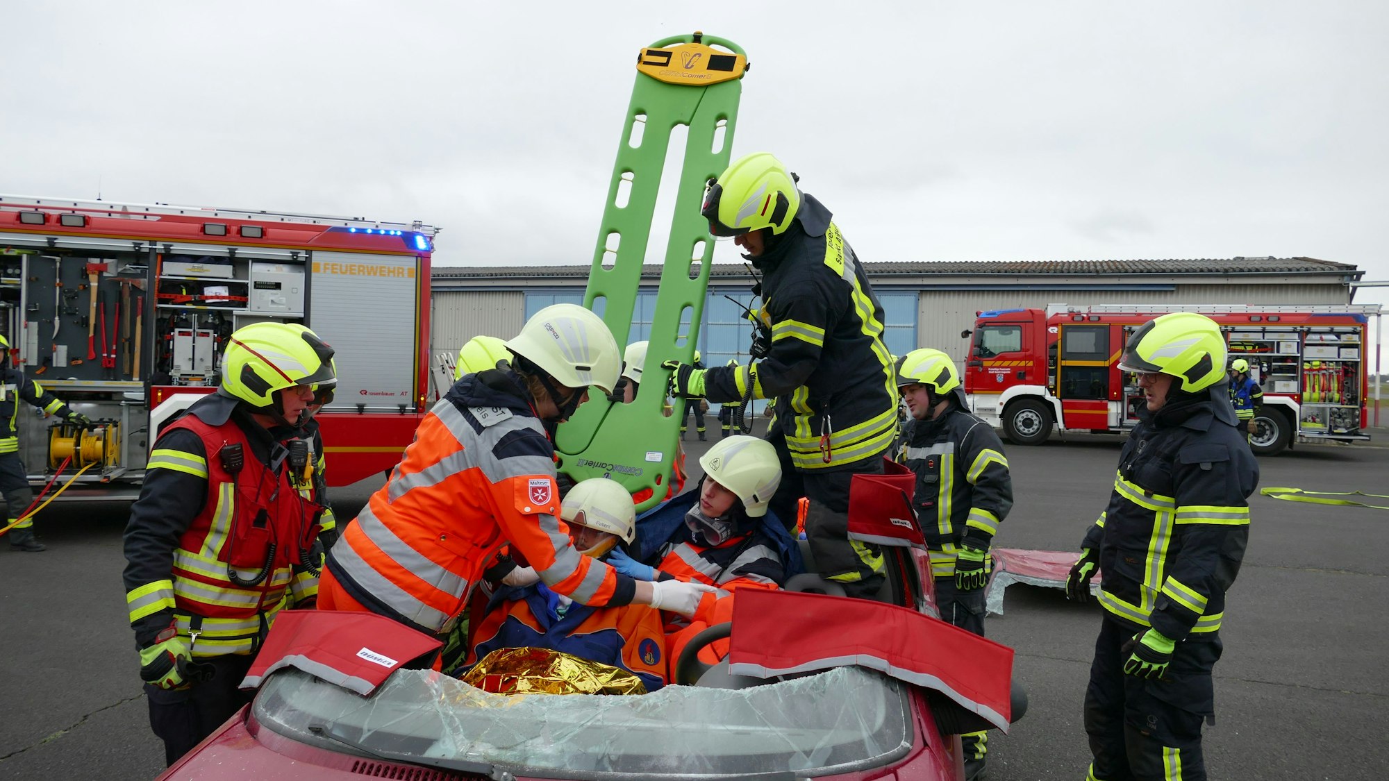 Die Feuerwehr bei der Übung, Verletzte zu bergen.