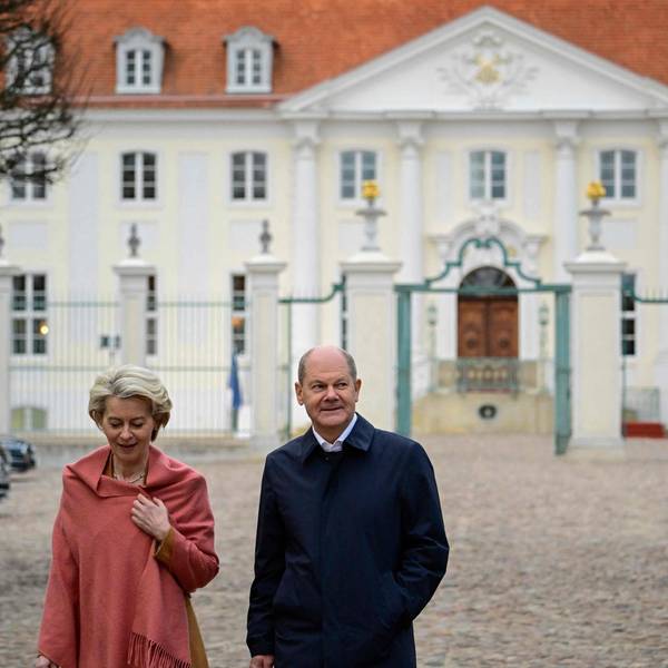 Bundeskanzler Olaf Scholz (r.) und EU-Präsidentin Ursula