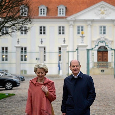 Bundeskanzler Olaf Scholz (r.) und EU-Präsidentin Ursula