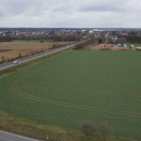 Das Luftbild zeigt die Fläche, die noch als Ackerland genutzt wird, an der K11 bei Weilerswist. Dort soll die neue Feuerwache der Gemeinde gebaut werden.