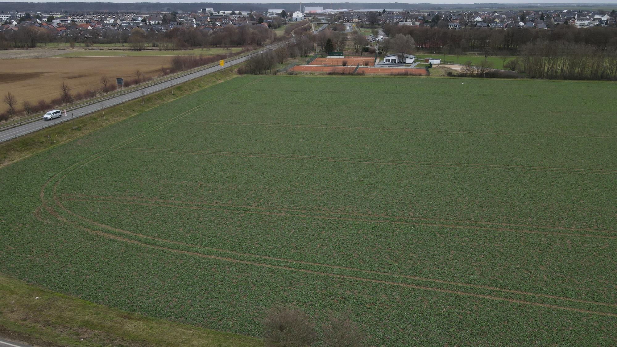 Das Luftbild zeigt die Fläche, die noch als Ackerland genutzt wird, an der K11 bei Weilerswist. Dort soll die neue Feuerwache der Gemeinde gebaut werden.