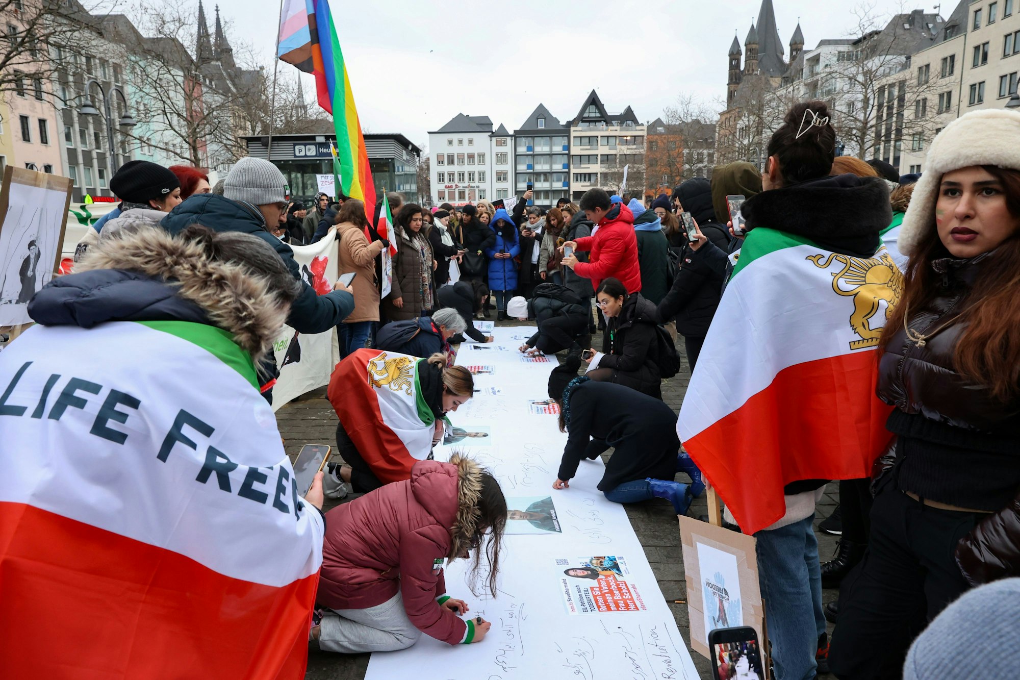 04.03.2023
Köln:
Demo auf dem Heumarkt
Demonstration „ZESAMME LAUT“ zur Unterstützung aller politischen Gefangenen in Iran
Foto:Martina Goyert
