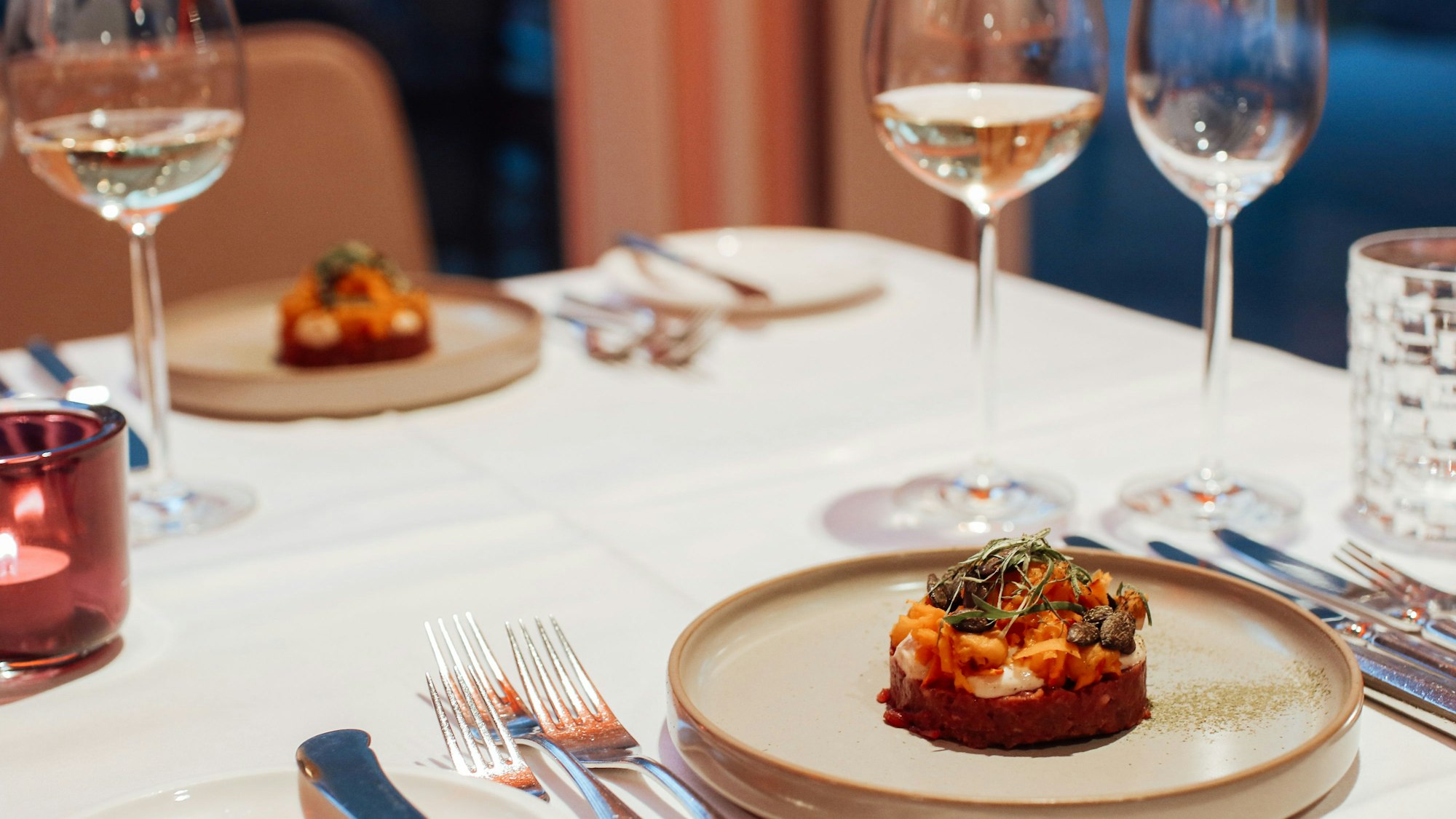 Ein gedeckter Tisch in einem Restaurant.