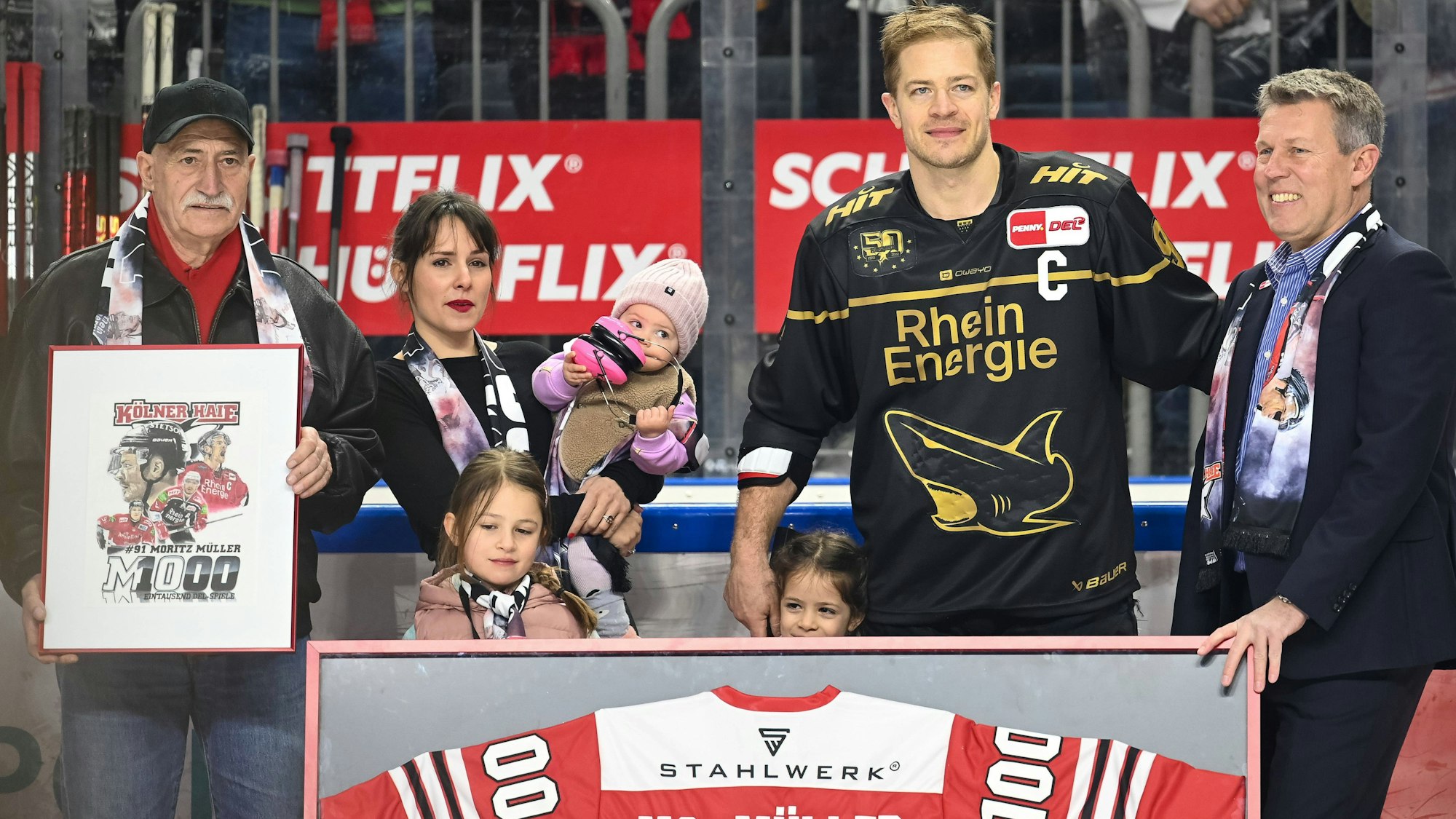 Historischer Hai auf dem Trikot: Ehrung von Moritz Müller