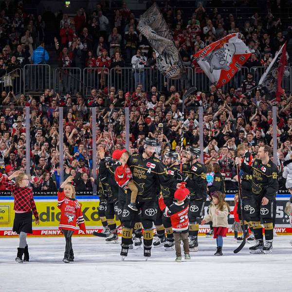 Die Kölner Mannschaft feiert mit den Fans den Einzug in die Playoffs.